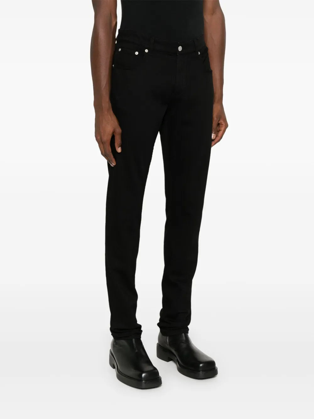 Džínsy s logom vyšitým