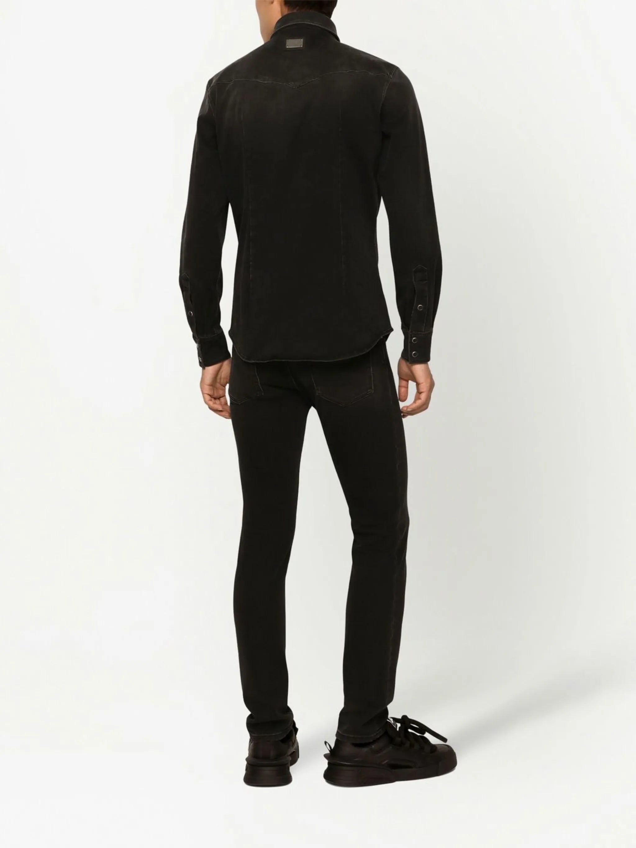 Chudé džínsy s logom