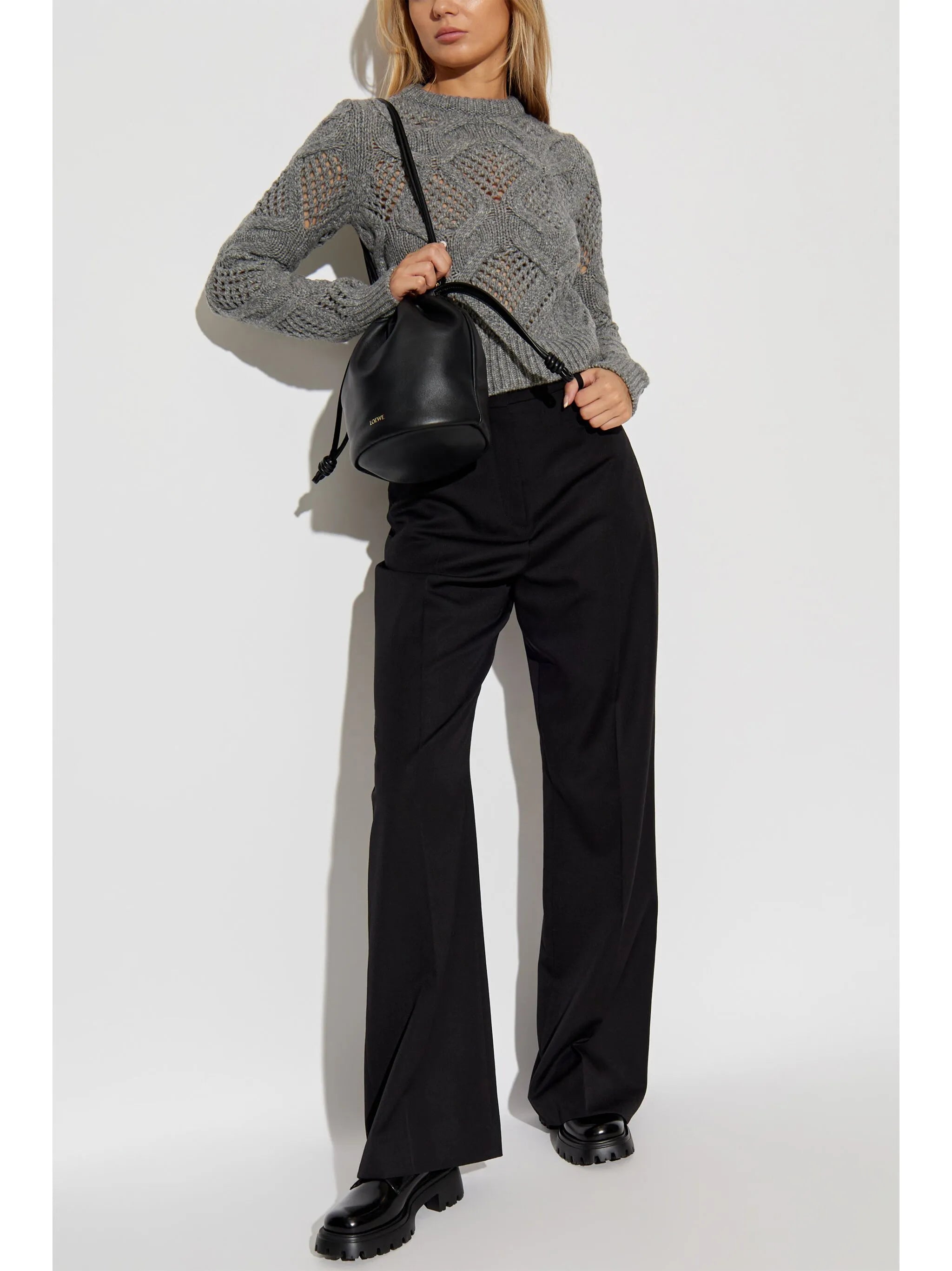 Svetr s dírkovým vzorem