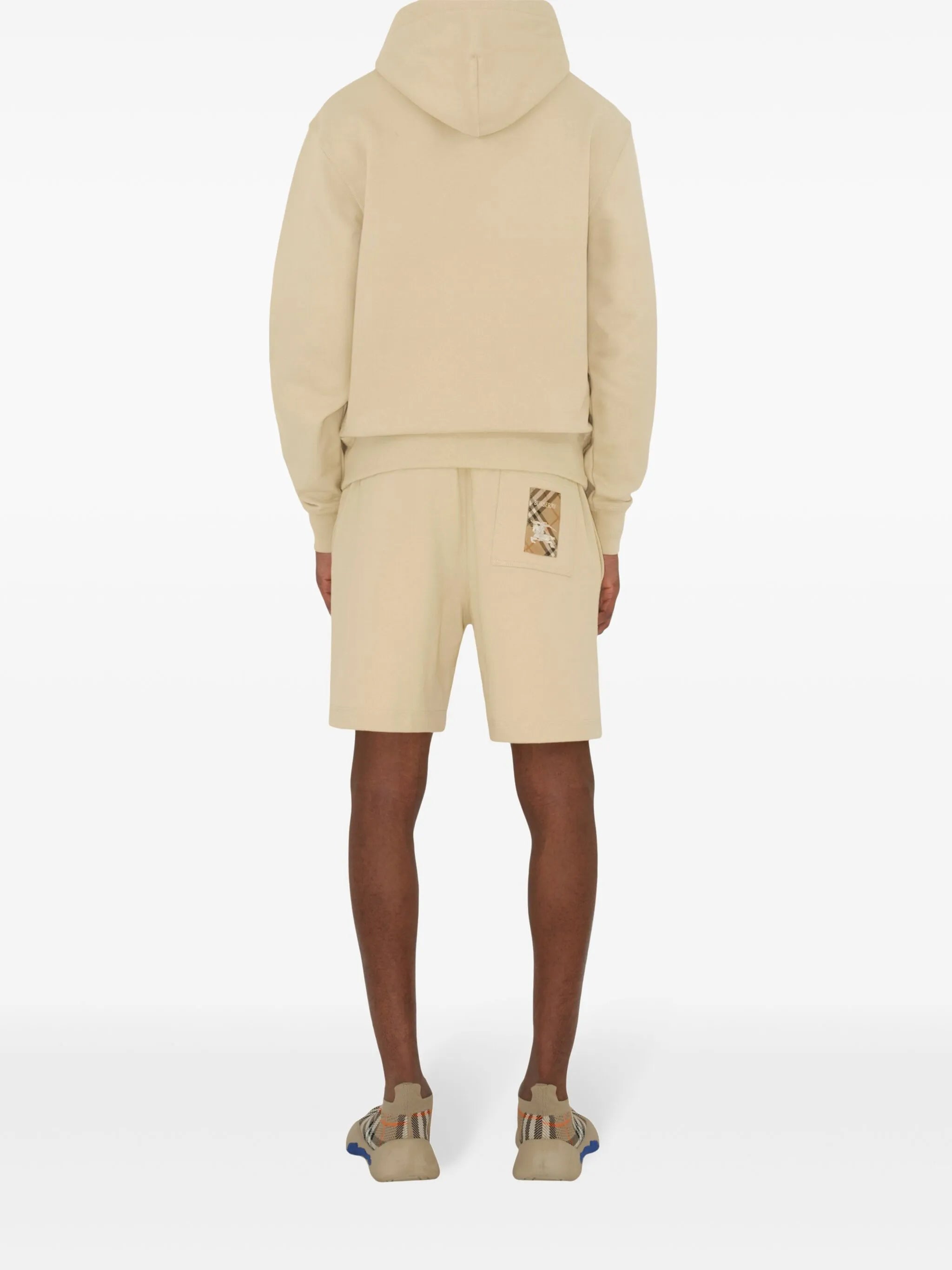 Zkontrolujte štítek běžeckých šortek