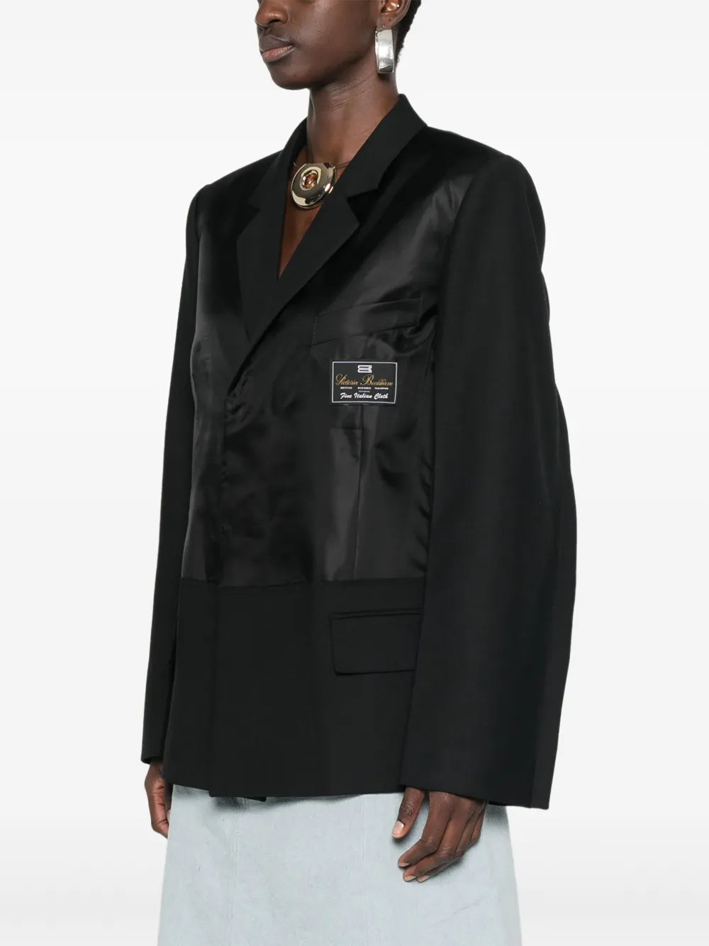 Blejzer s detailom loga