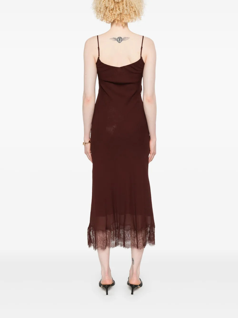 Šaty s čipkovou výzdobou