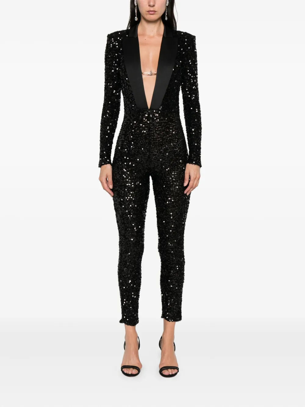 Overal s flitrovou výzdobou