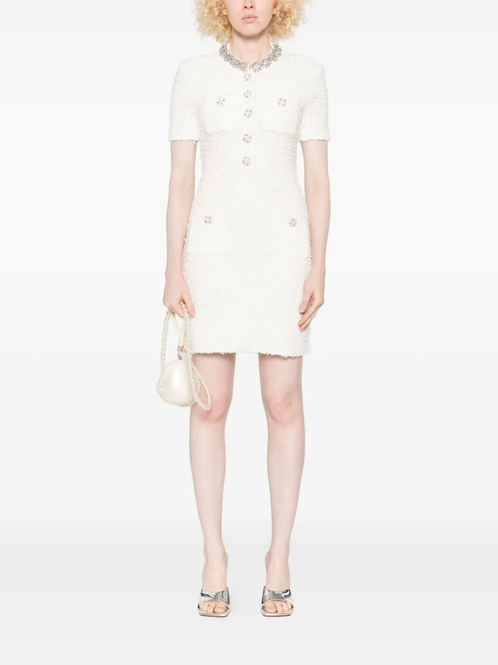 Ozdobené minišaty s knoflíkovým detailem