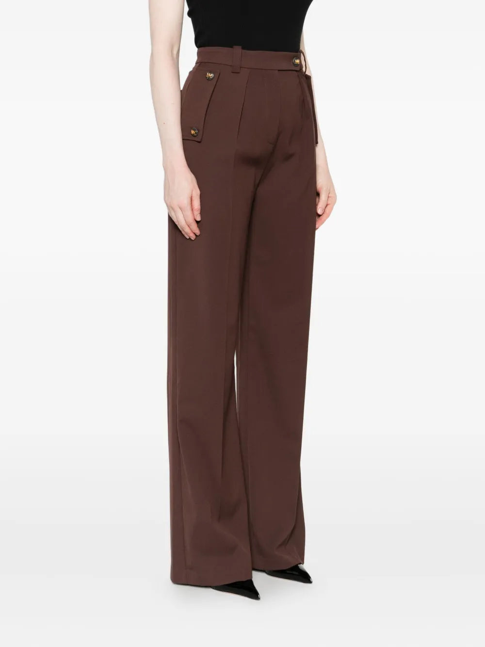 Kalhoty s plisováním a knoflíkovým detailem