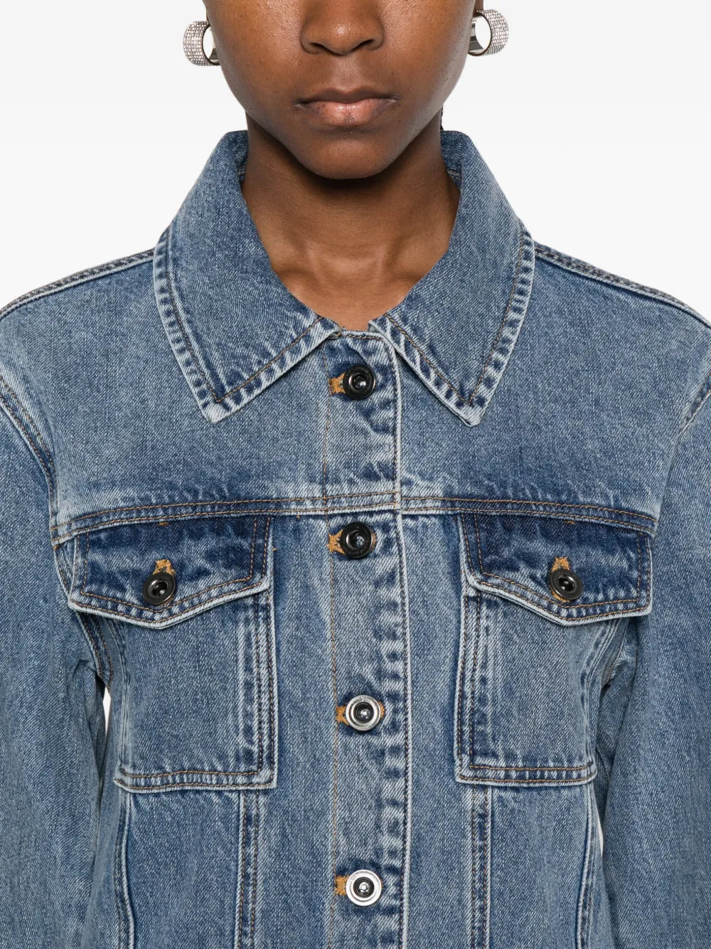 Šaty s kapsou na knoflíky