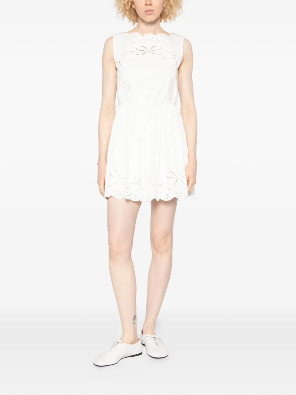 BÍLÉ BAVLNĚNÉ VYŠÍVANÉ MINI ŠATY