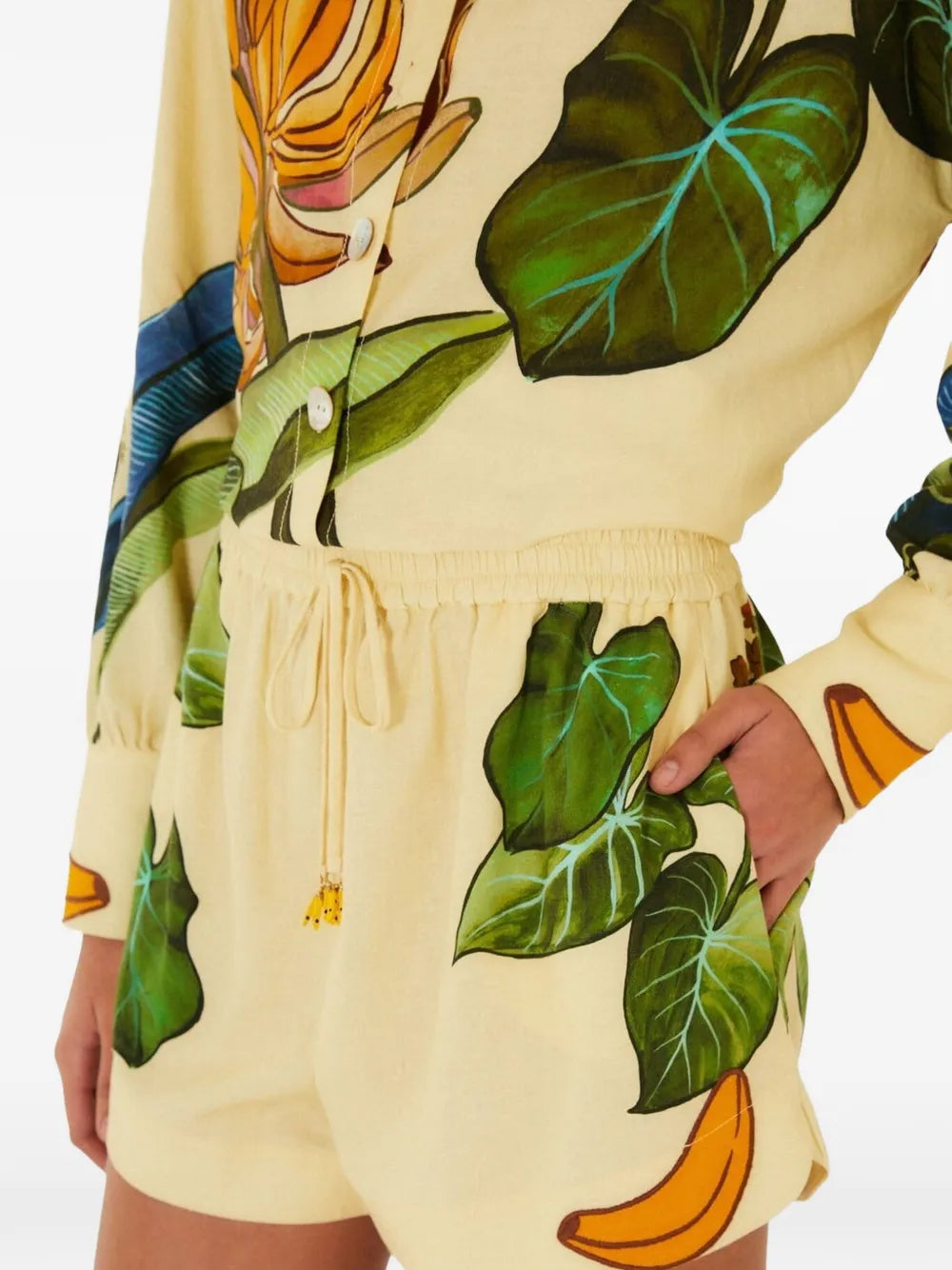 Shorts mit Kordelzug und tropischem „Banana Grapes“ Muster