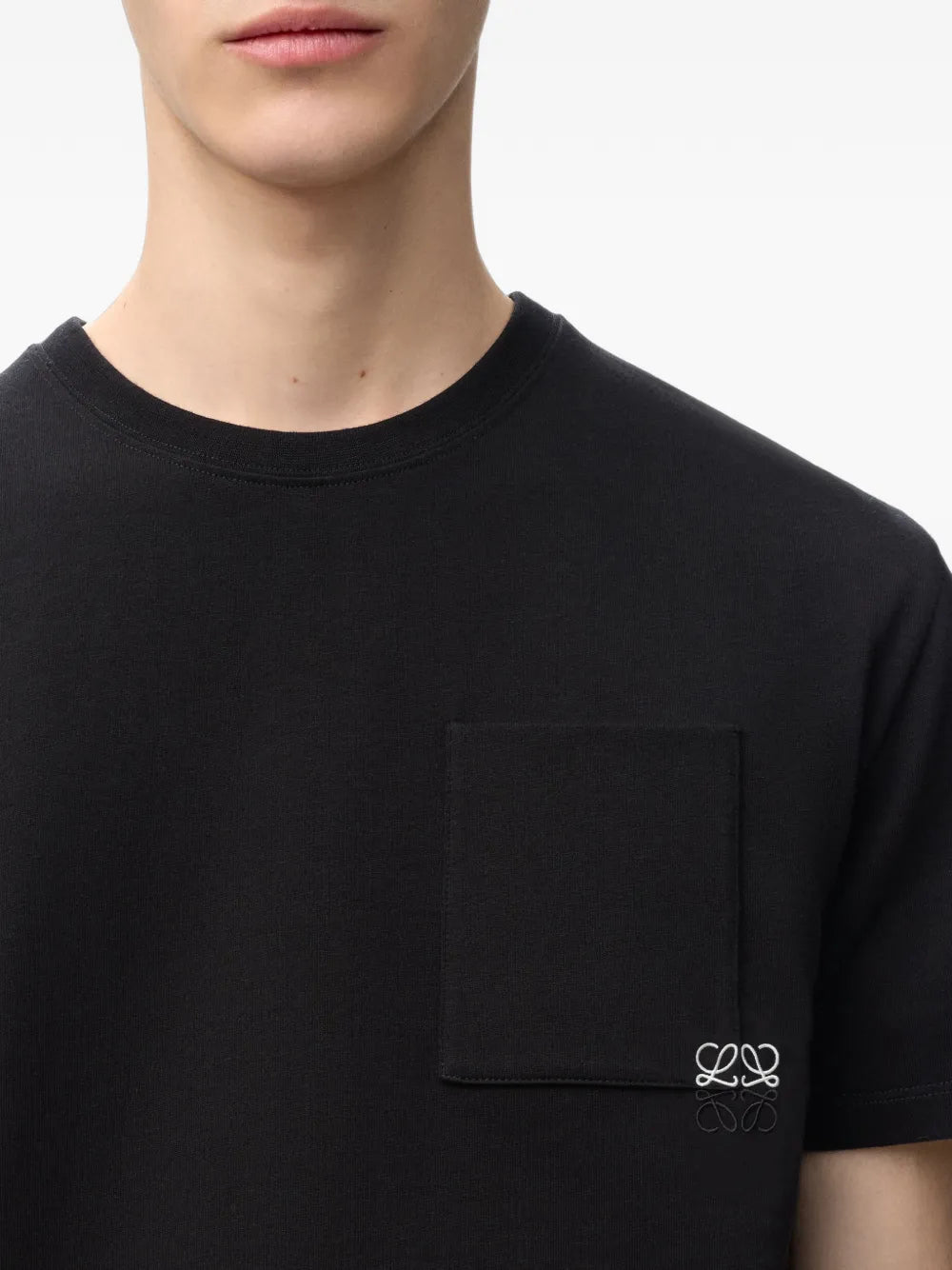 Herren T-Shirt mit Brusttasche und aufgesticktem Anagram