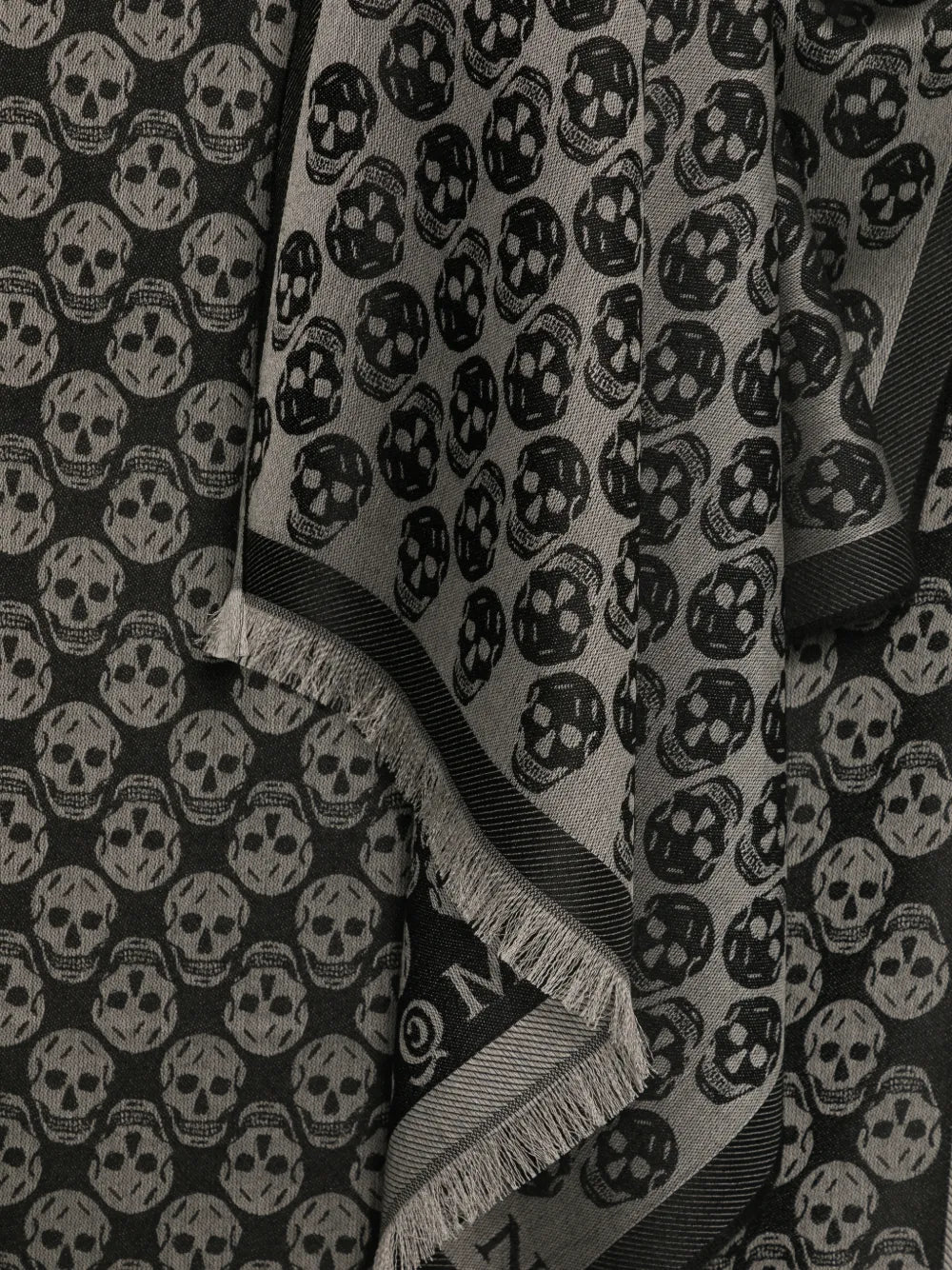 Schal mit Totenkopfmuster