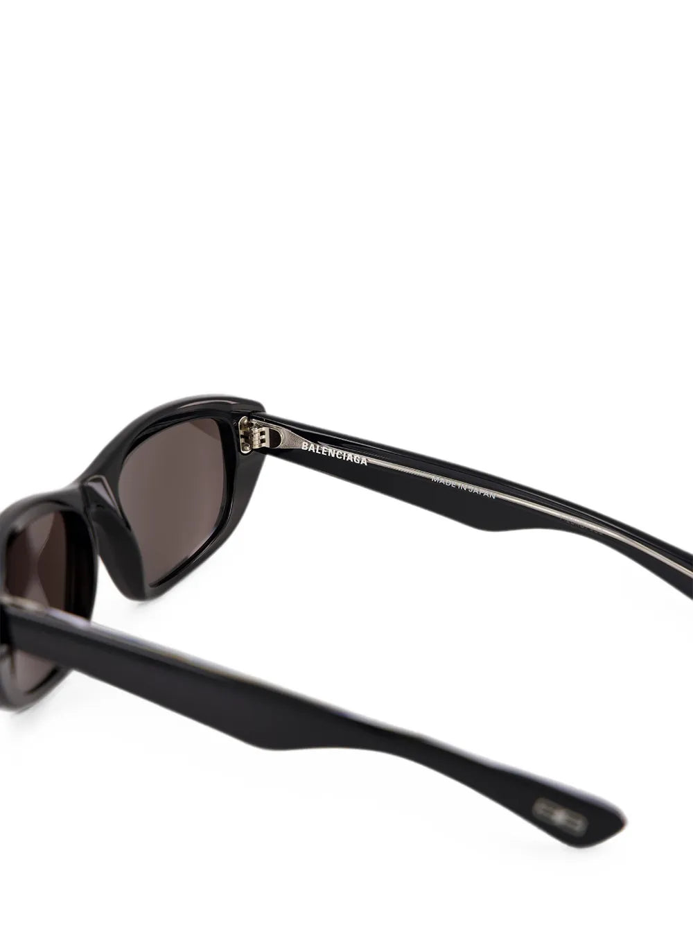 Sonnenbrille mit eckigem Gestell