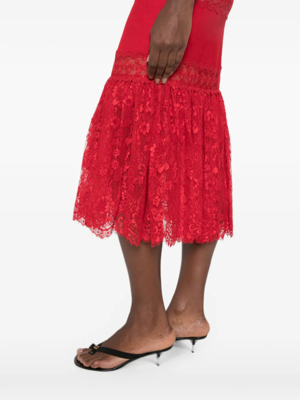 Spitzenbesetztes Midikleid mit Gürtel