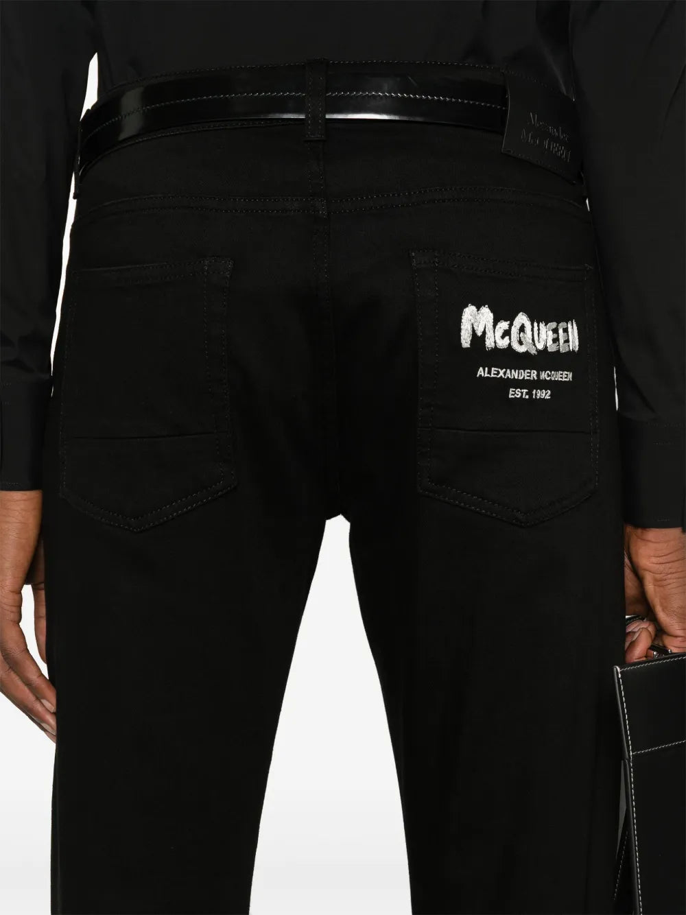 Džínsy s logom vyšitým