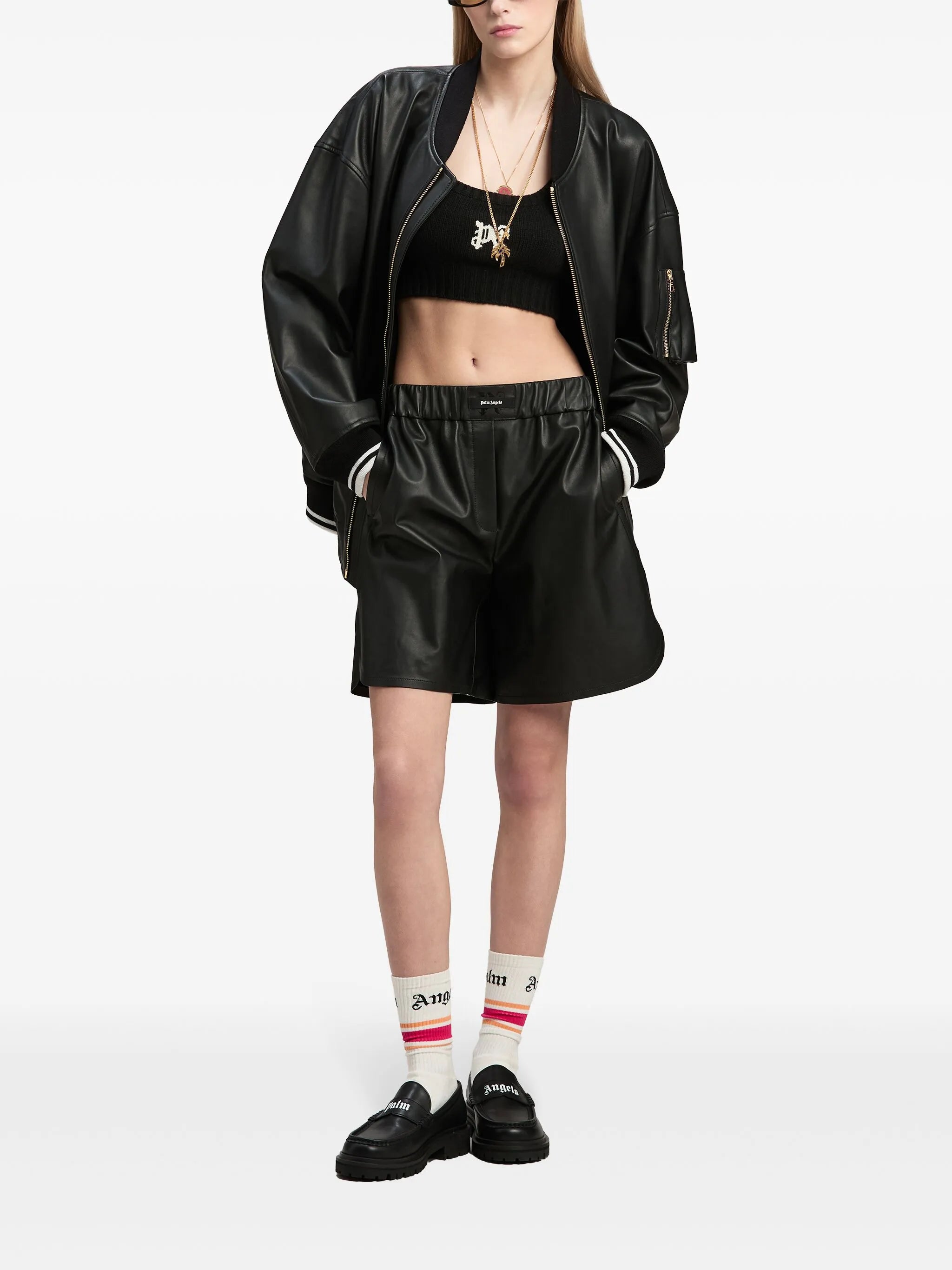 Zastrihnutý top s intarziovým logom