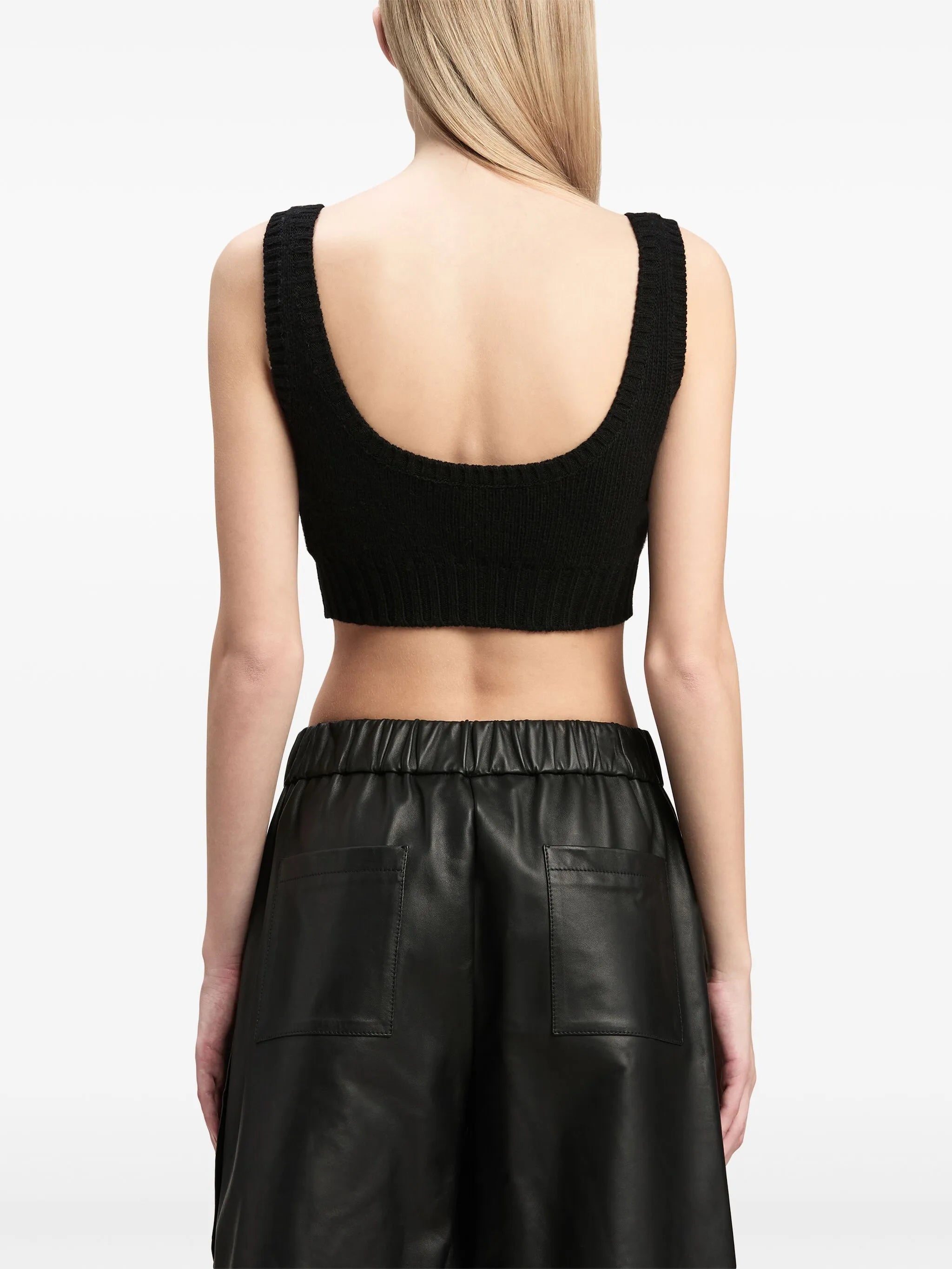 Zastrihnutý top s intarziovým logom