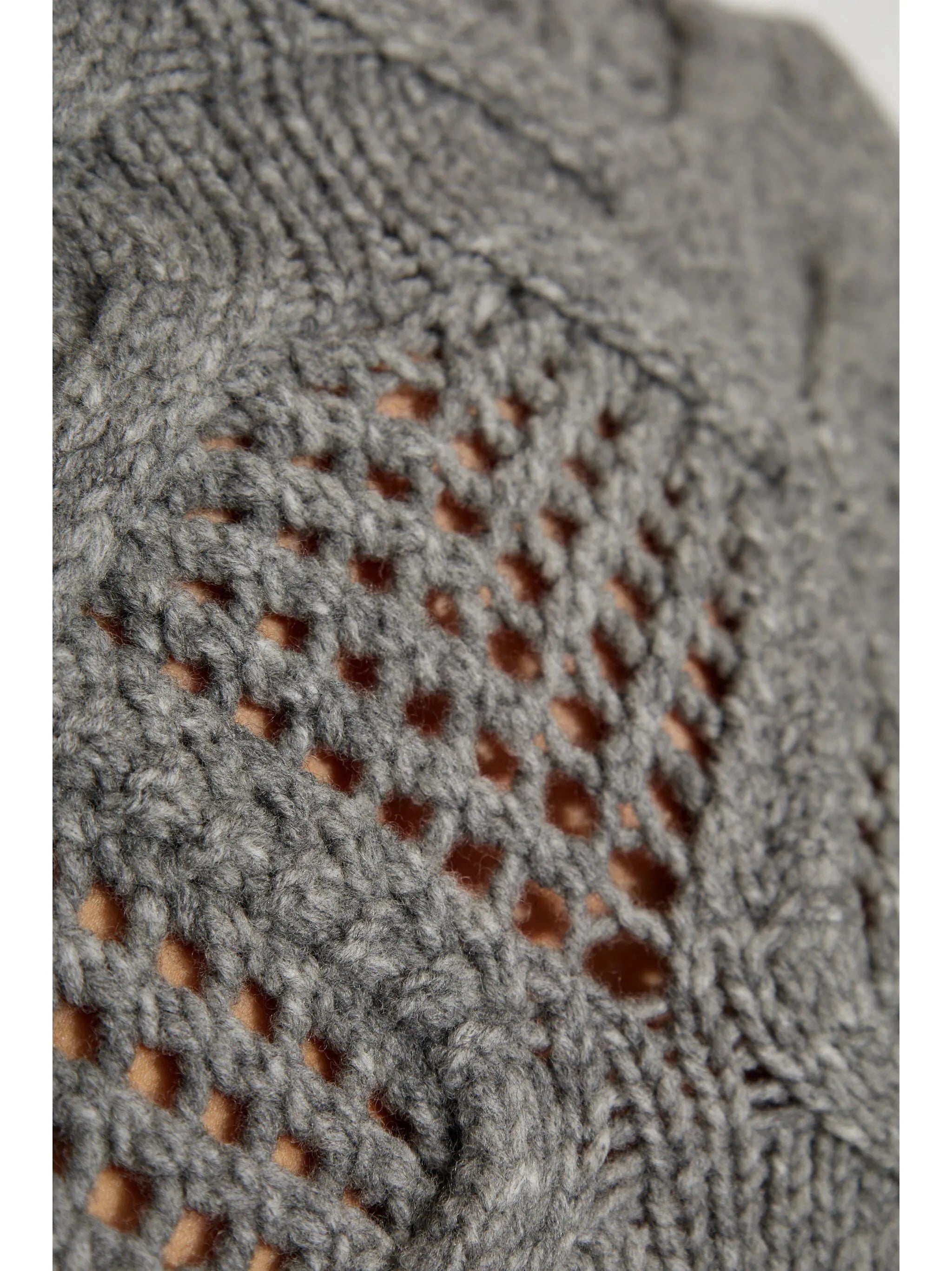 Svetr s dírkovým vzorem