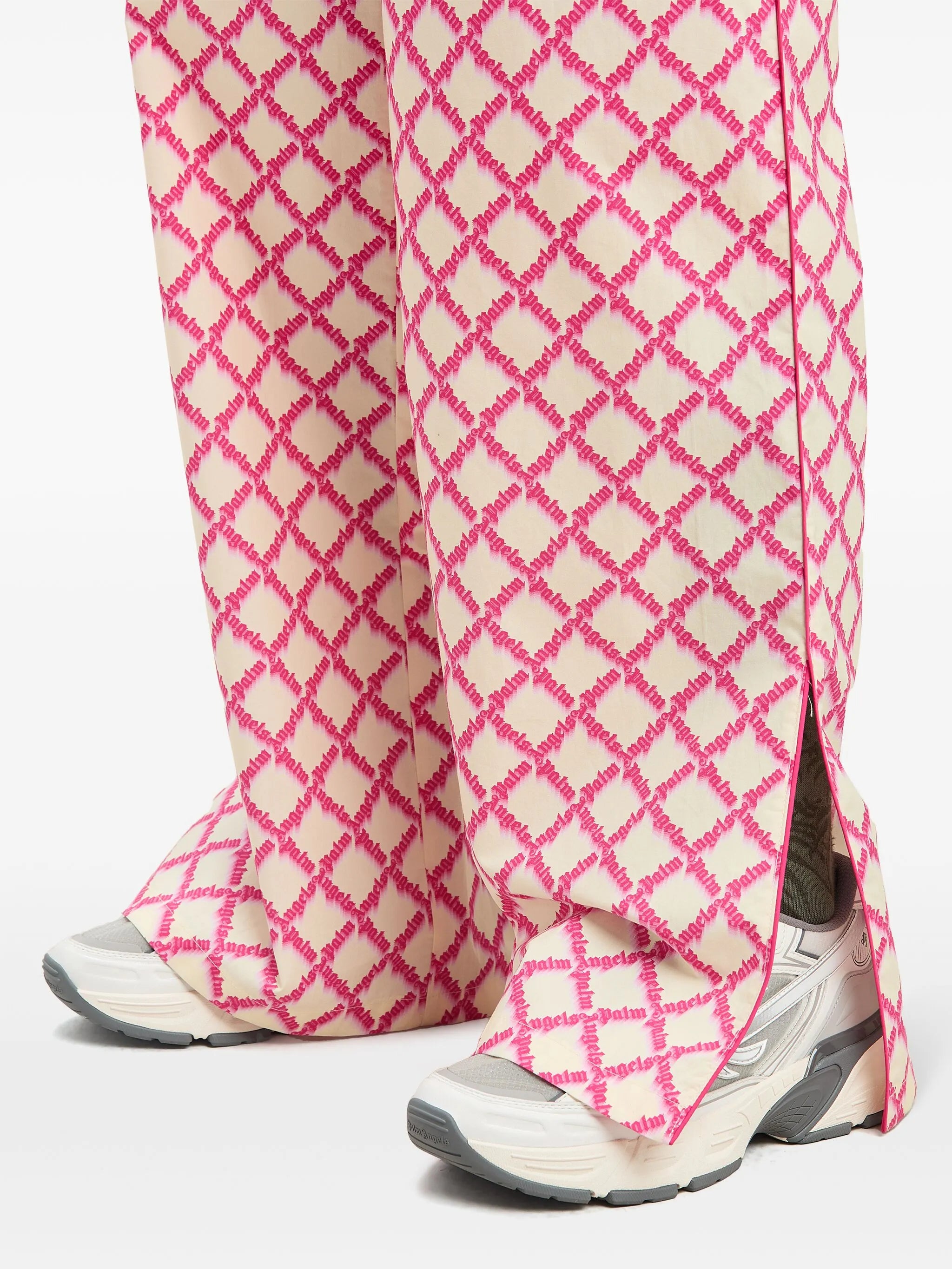 Nohavice s logom a otvorom