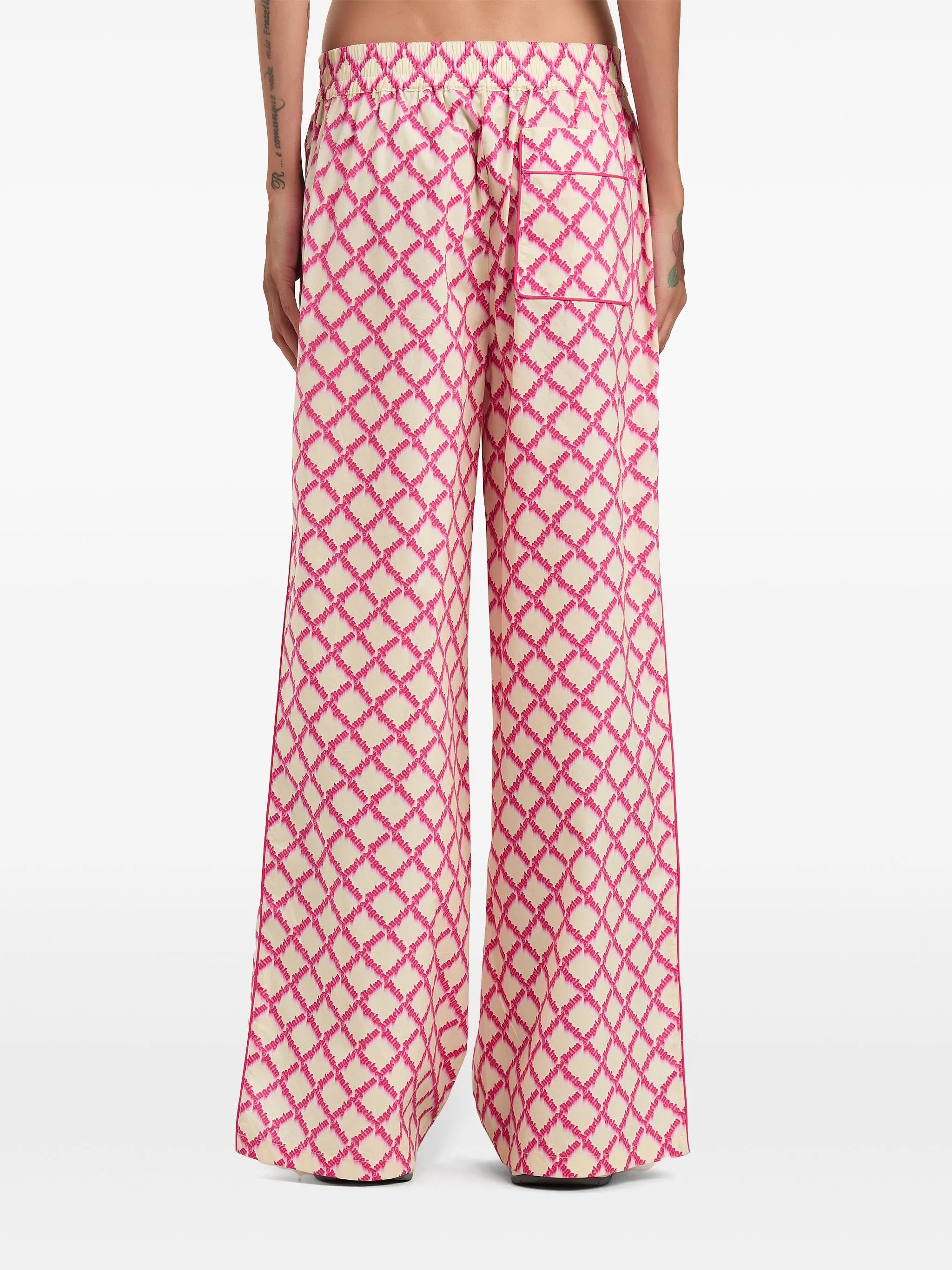 Nohavice s logom a otvorom