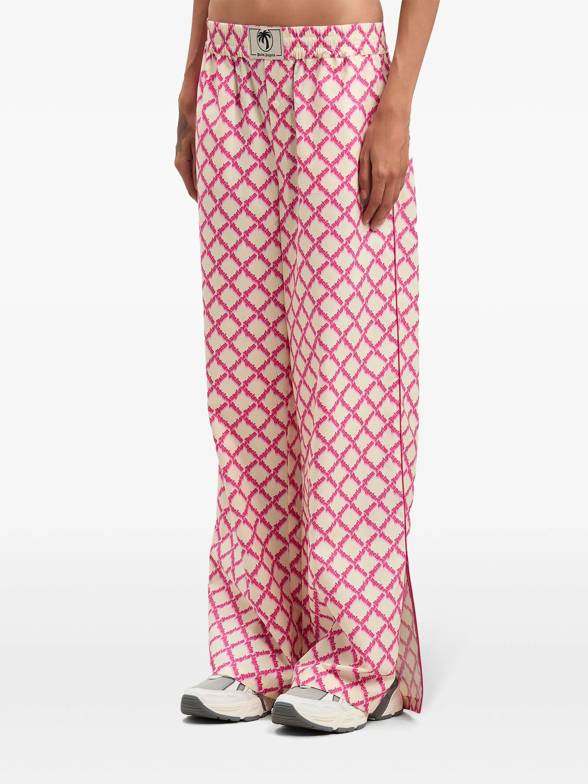 Nohavice s logom a otvorom