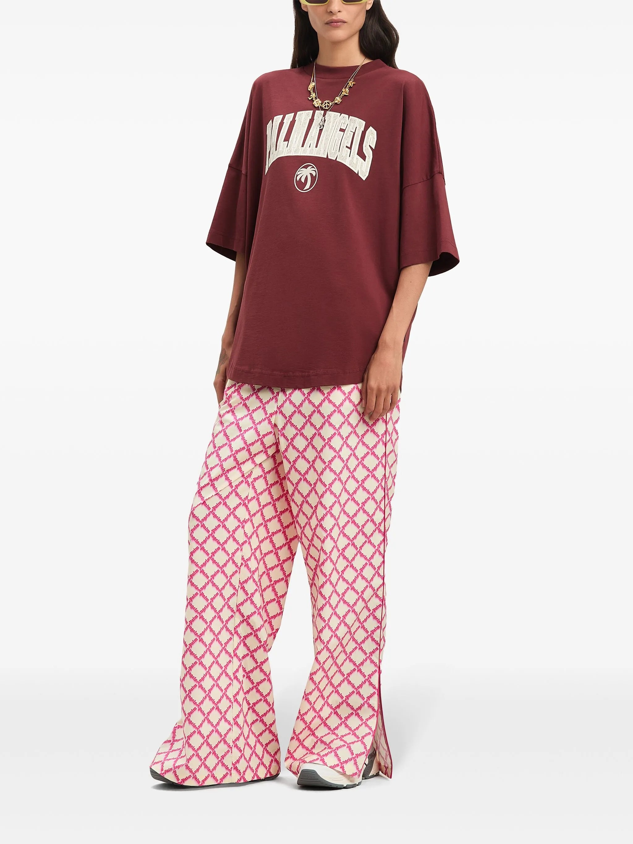 Nohavice s logom a otvorom