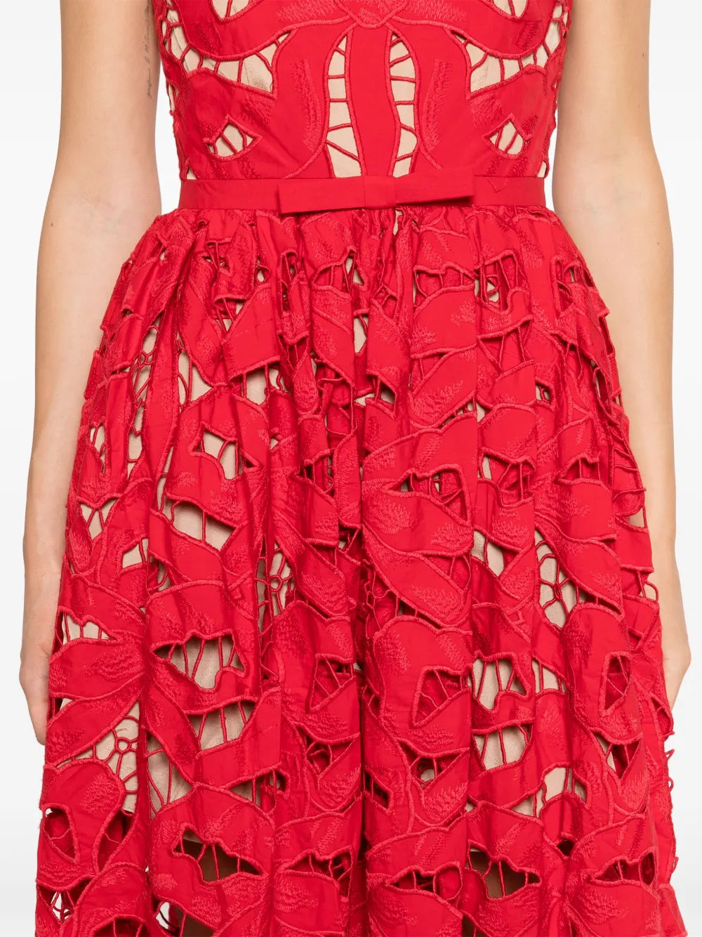 Vyšívané midišaty