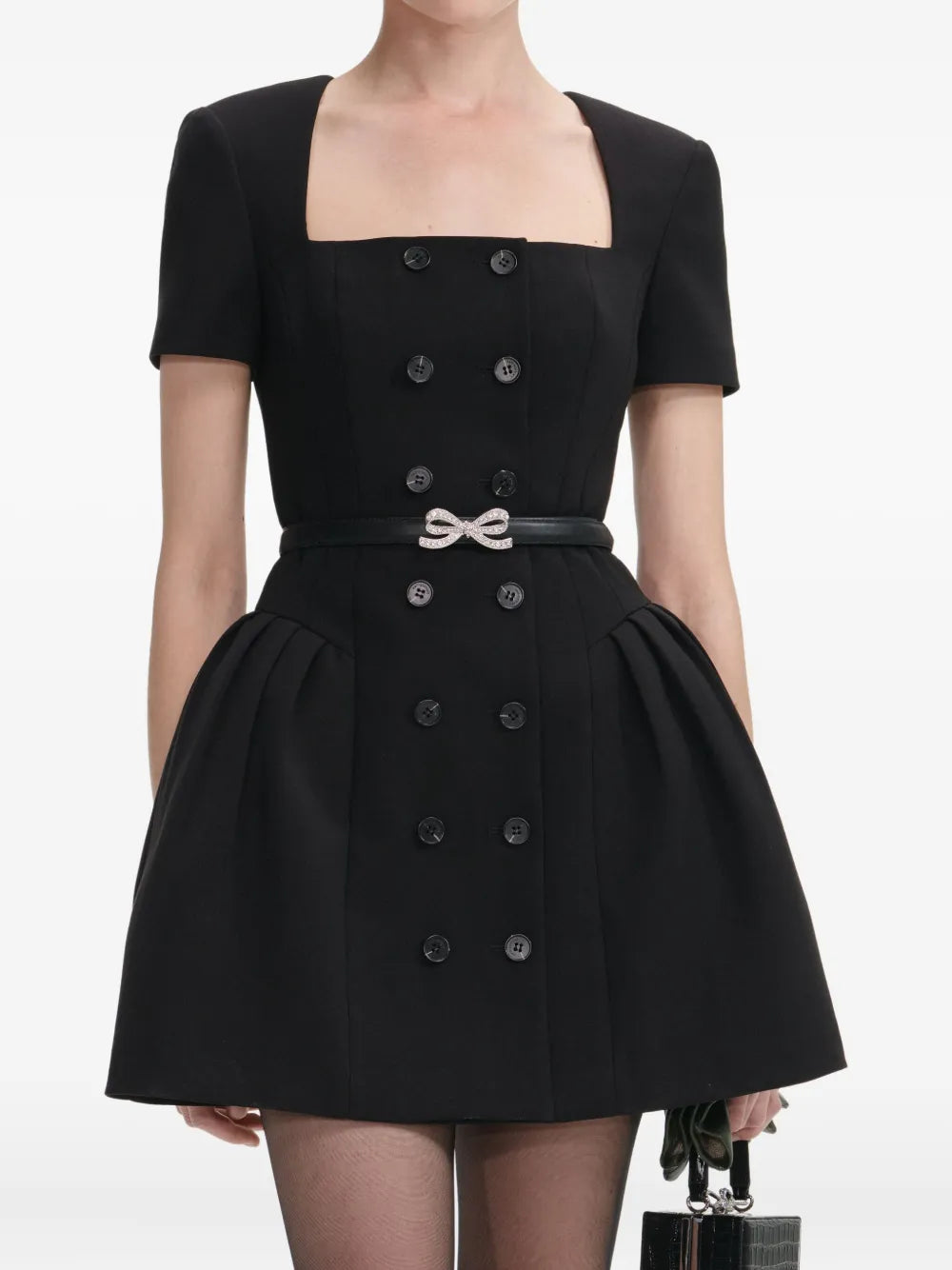 dvouřadé minišaty s krátkými rukávy