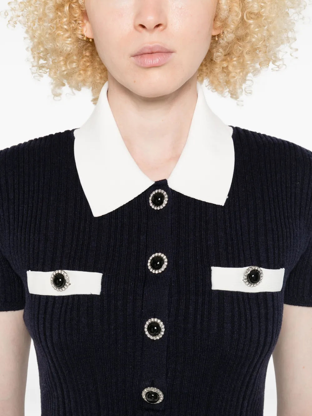 Minišaty s detailem knoflíků