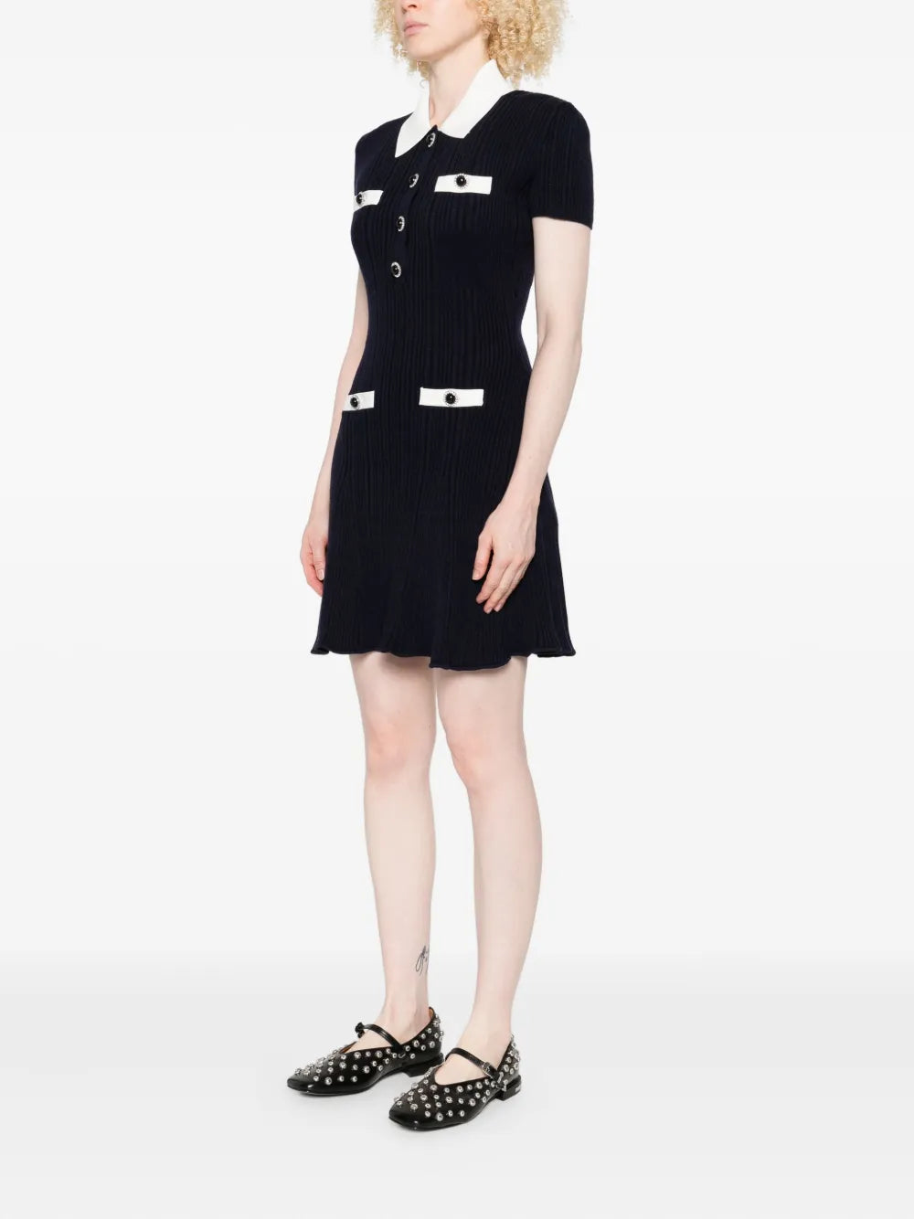 Minišaty s detailem knoflíků