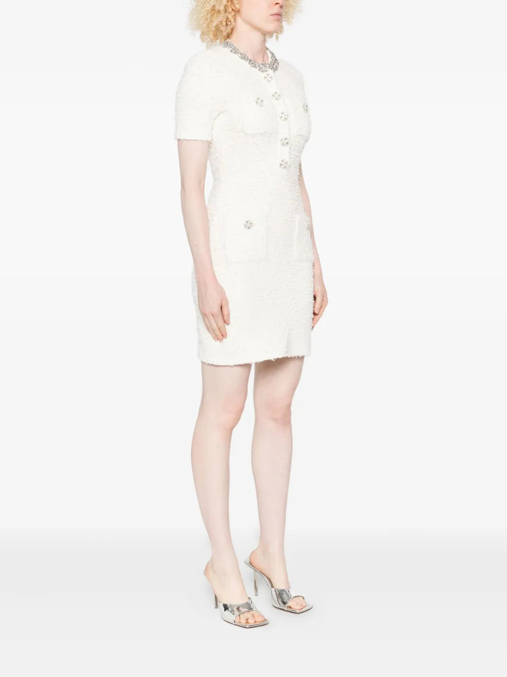 Ozdobené minišaty s detailom na gombíky