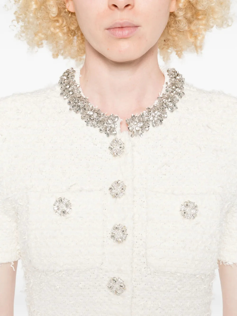 Ozdobené minišaty s detailom na gombíky