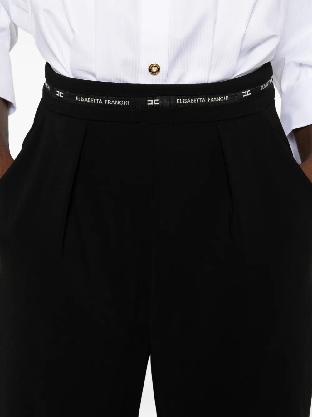 Overal s detailom mašle