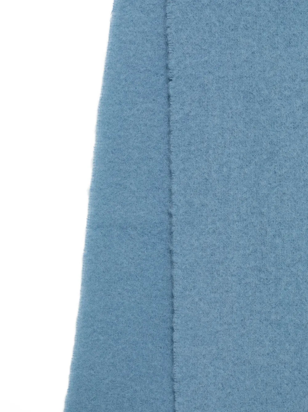 Šála s třásněmi a logem na nášivce