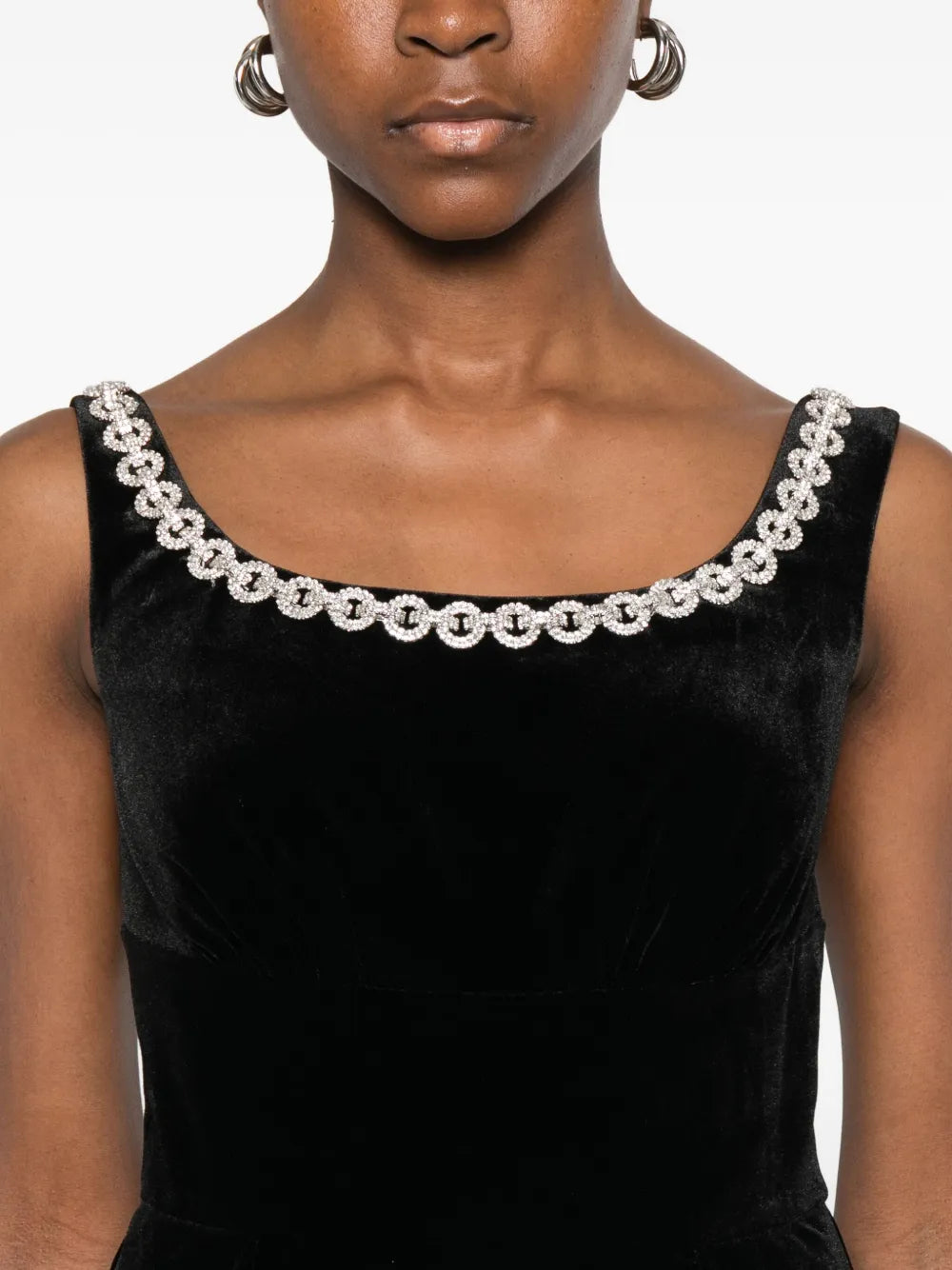 Šaty s detailom reťaze