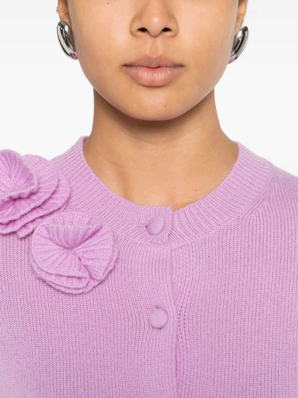 Cardigan na gombíky s kvetinovým detailom