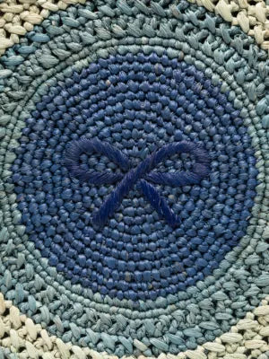 Okrúhla taška Tote z raffia prútia s mašľou