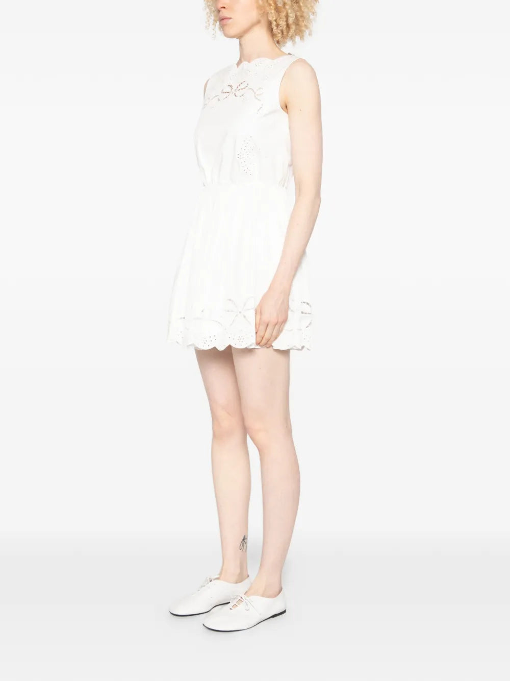 BÍLÉ BAVLNĚNÉ VYŠÍVANÉ MINI ŠATY