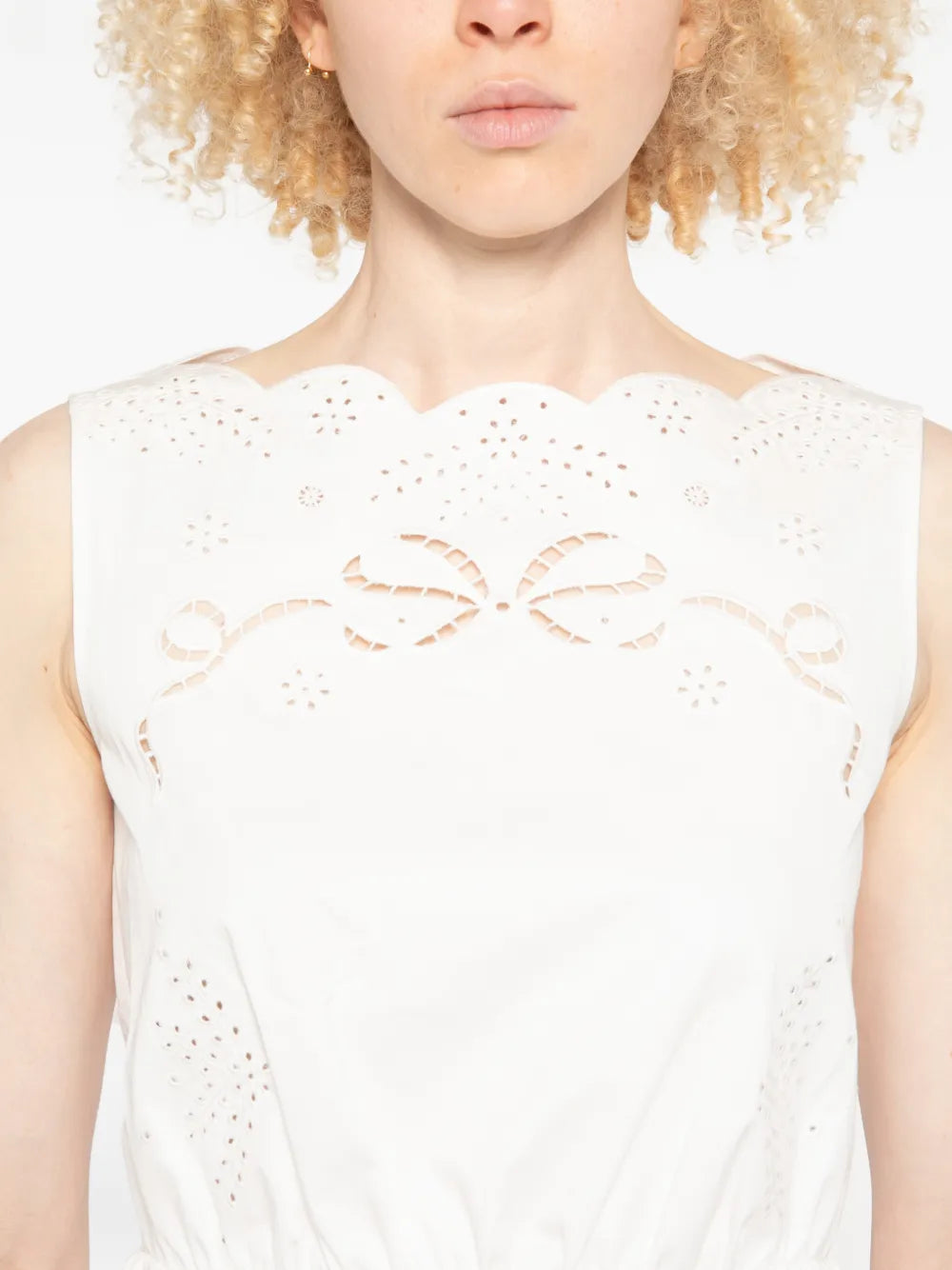 BÍLÉ BAVLNĚNÉ VYŠÍVANÉ MINI ŠATY