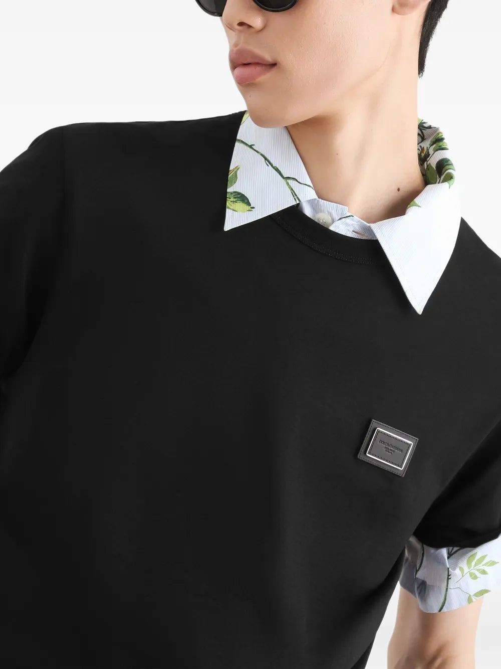 T-Shirt mit Logo-Plakette