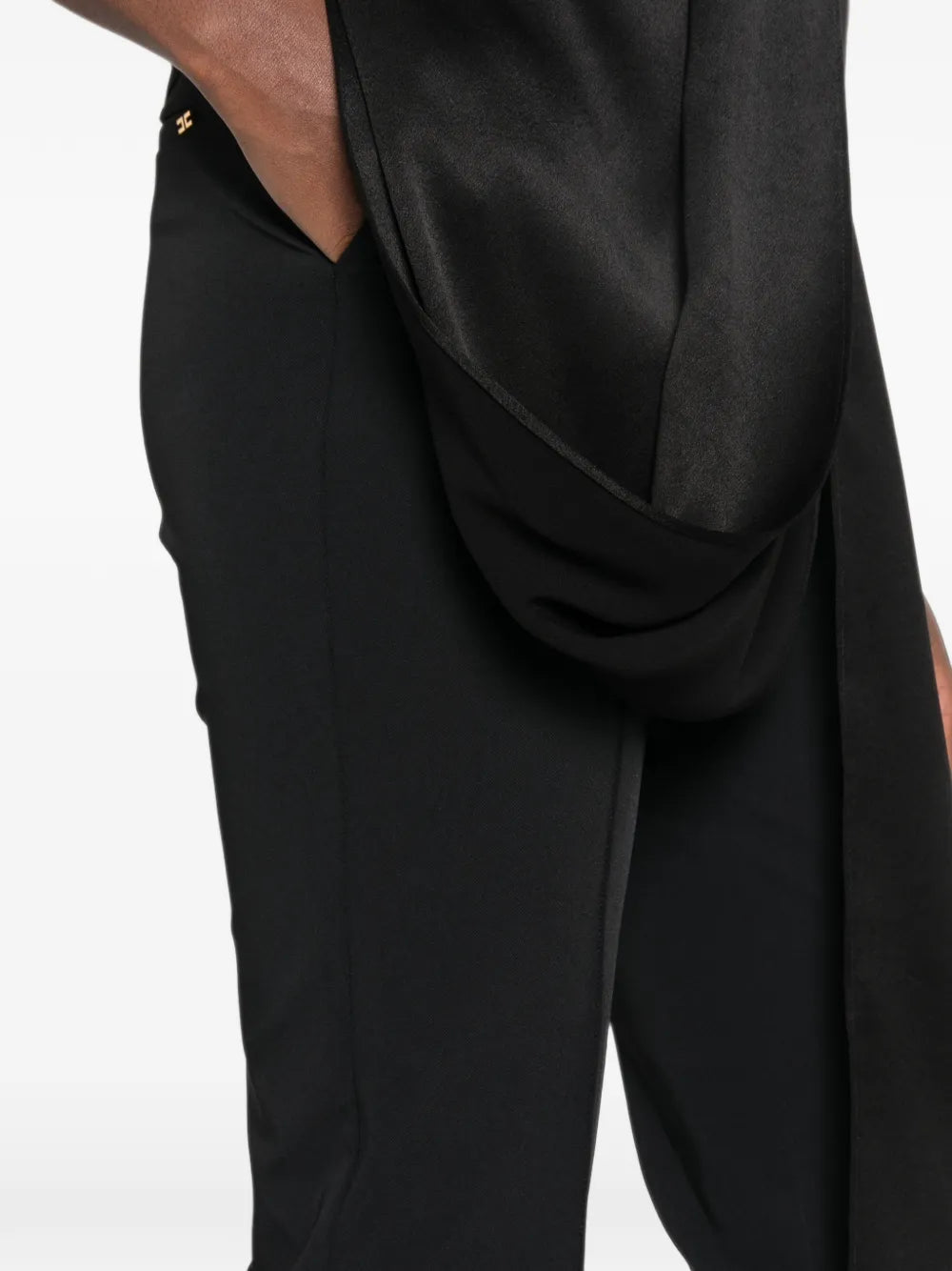 Damenhose mit Bügelfalten